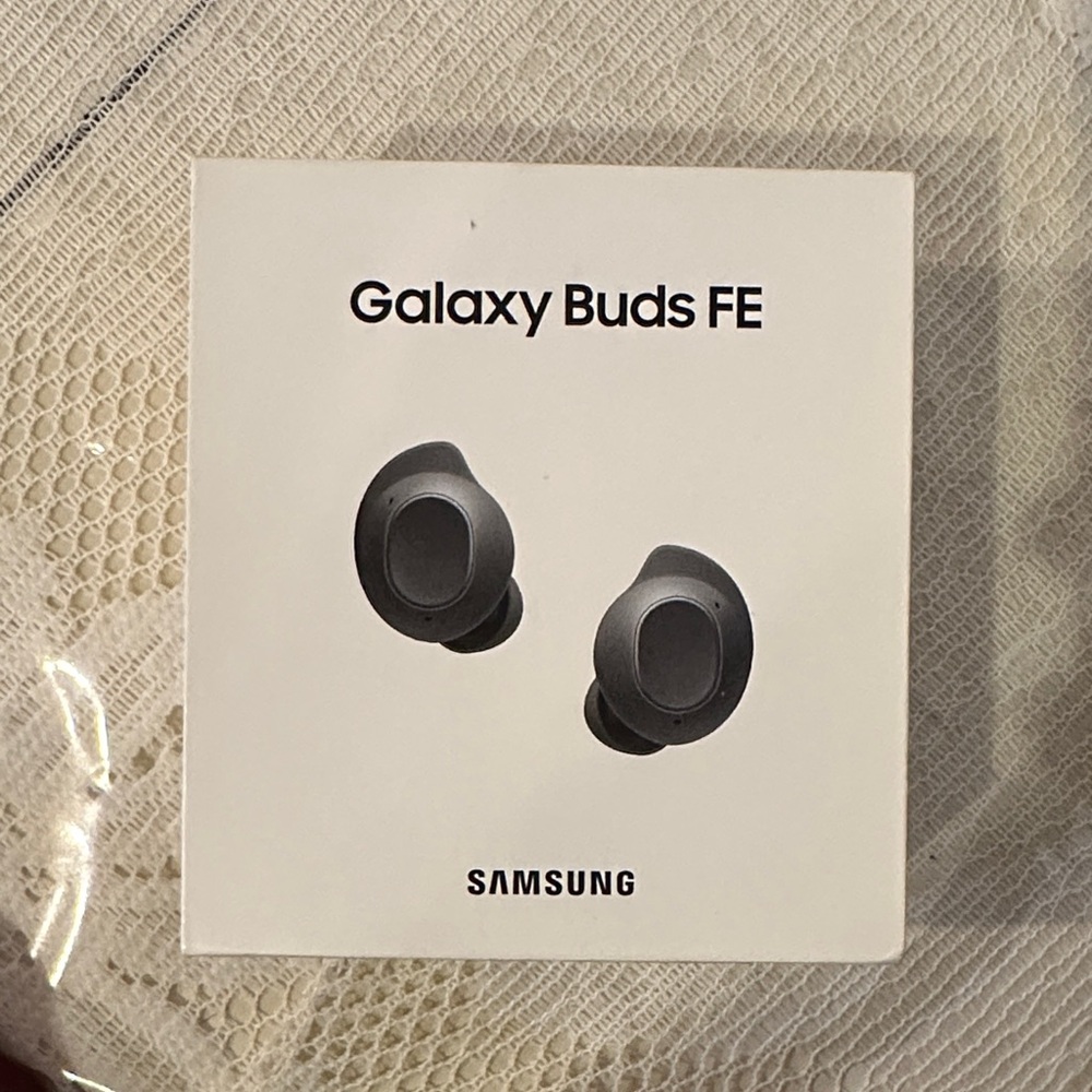 Samsung Galaxy Buds FE in Gray